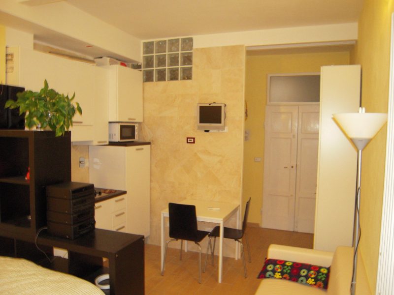Monolocale con balcone, Bologna, via Palestro