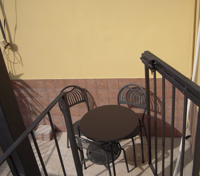 Monolocale con balcone, Bologna, via Palestro