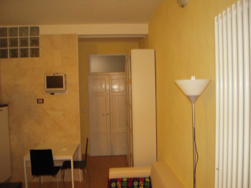 Monolocale con balcone, Bologna, via Palestro